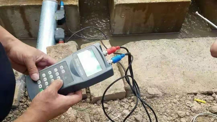 手持式（shì）超聲波流量計現場使用（yòng）