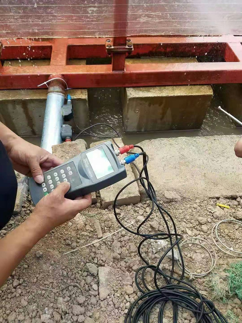 手（shǒu）持式超聲波流量計現場（chǎng）